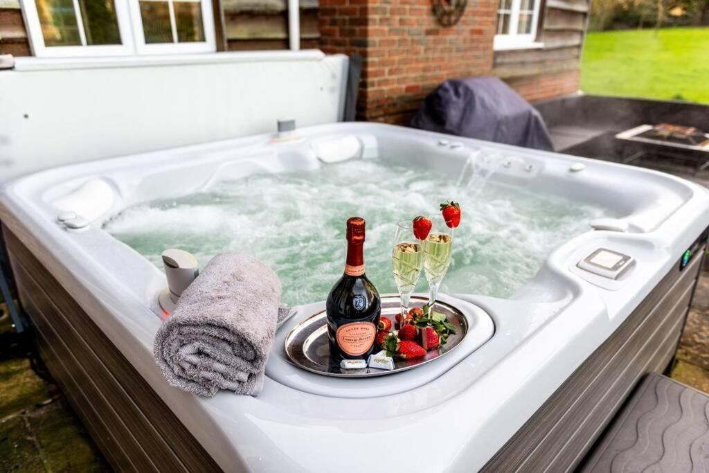 Langford Farmhouse - New Forest National Park Luxury 4Bd, Hot Tub, Cinema, 10 Acres Bartley Exterior foto